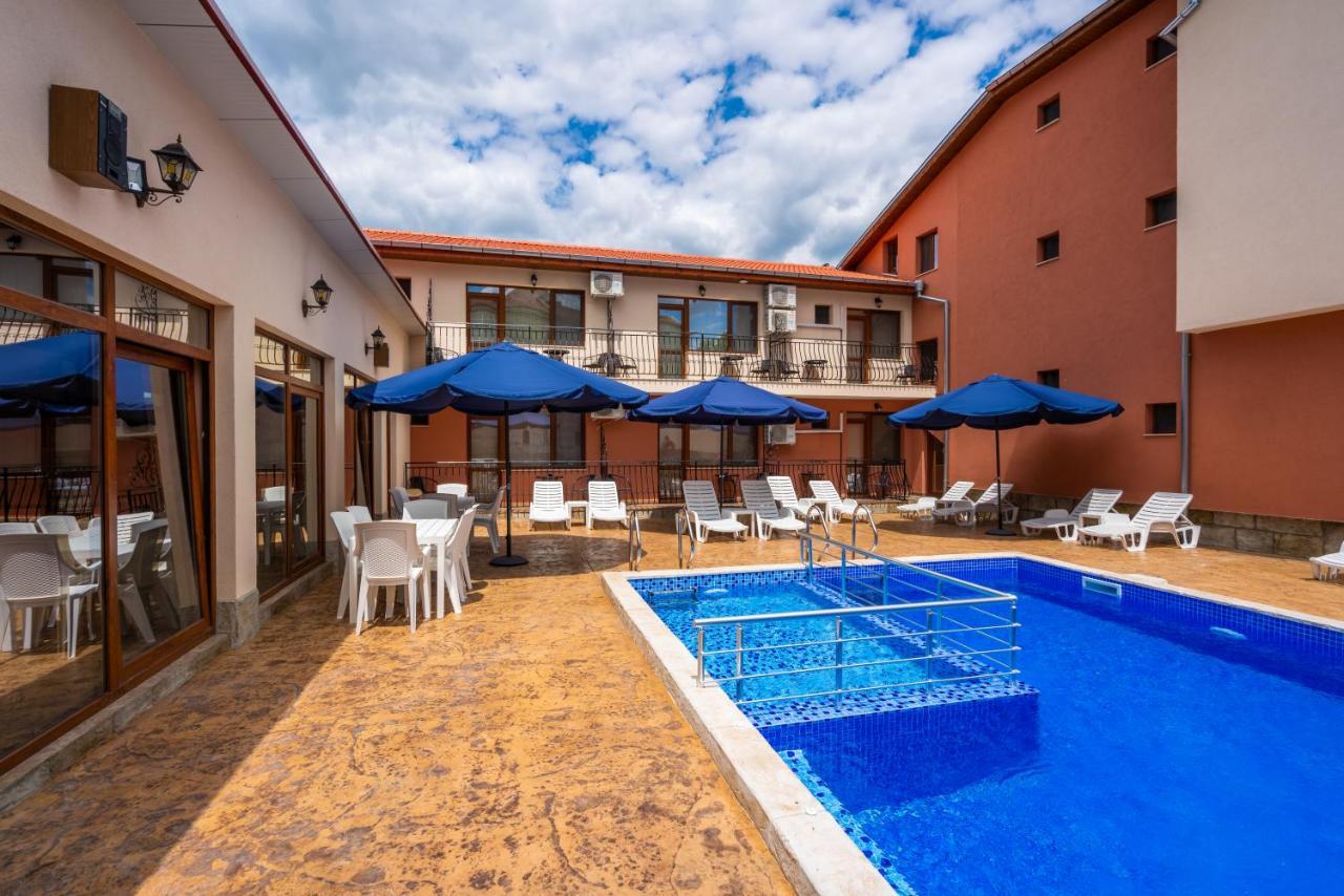 Family Hotel Preslav Exterior foto